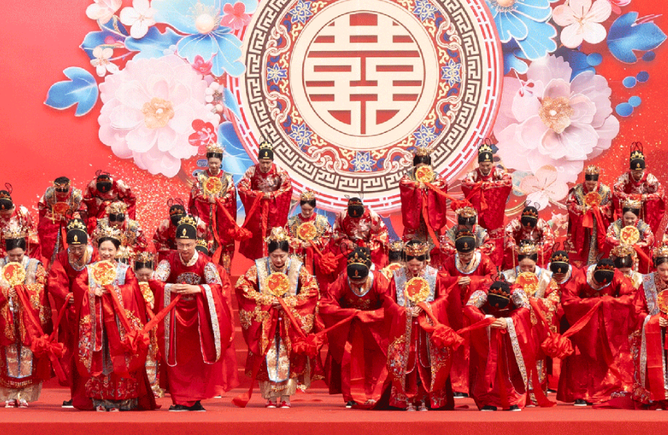 潍柴集团举行庆祝新中国75周年华诞员工集体婚礼
